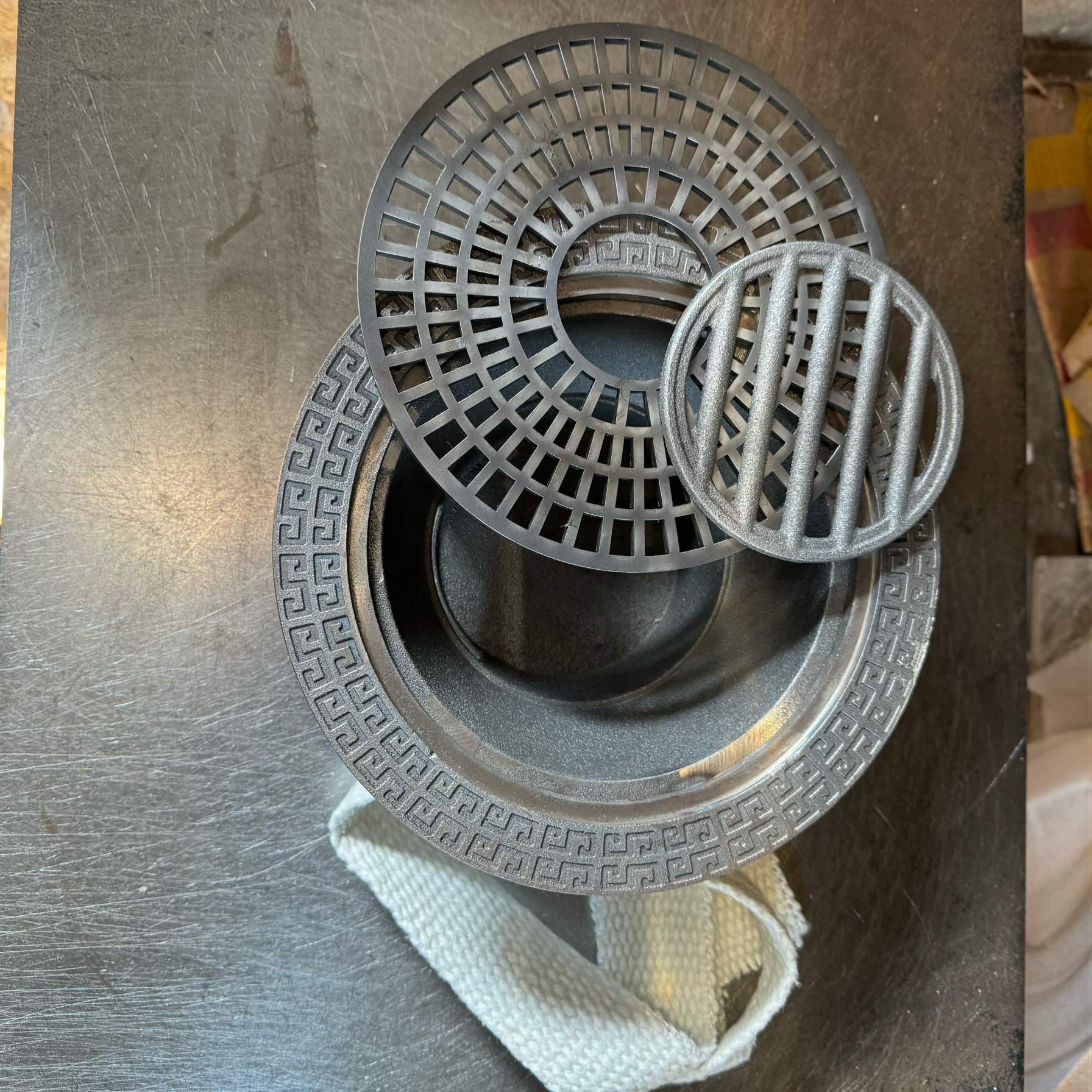 木墩火炉铸铁炭炉嵌入式桌面茶台车轴石磨盘茶炉桌面回纹款碳火炉