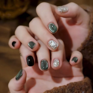 高级感散漫春色爆闪碎钻绿猫眼美甲假指甲清爽显白短款手工穿戴甲