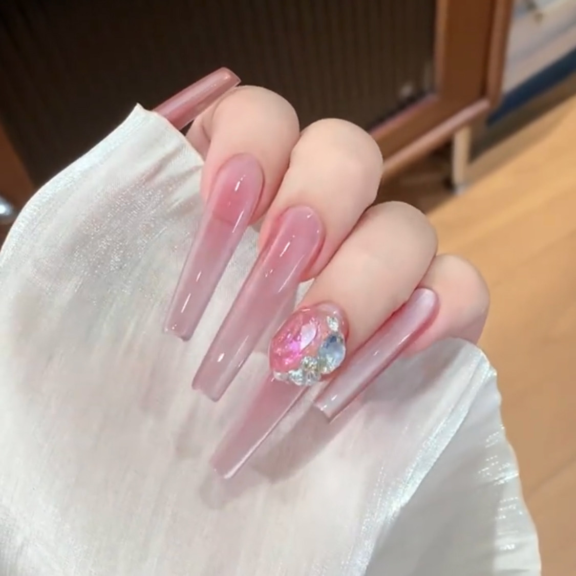 冰透粉猫眼美甲显白穿戴甲纯手工