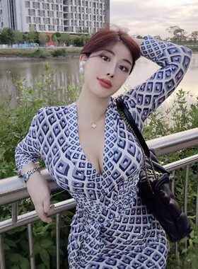 收腰包臀裙菱形格交叉v领绑带