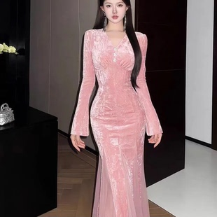 法式复古粉色丝绒连衣裙女秋冬V领喇叭袖网纱鱼尾长裙气质名媛裙