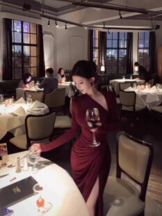 JAYKY YANG杜塞之夜斜肩褶皱长裙女设计感收腰修身包臀连衣裙