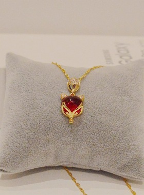 A0822喜庆国风金色狸猫红吊坠项链灵动金色狸猫衔着喜庆红饰造型