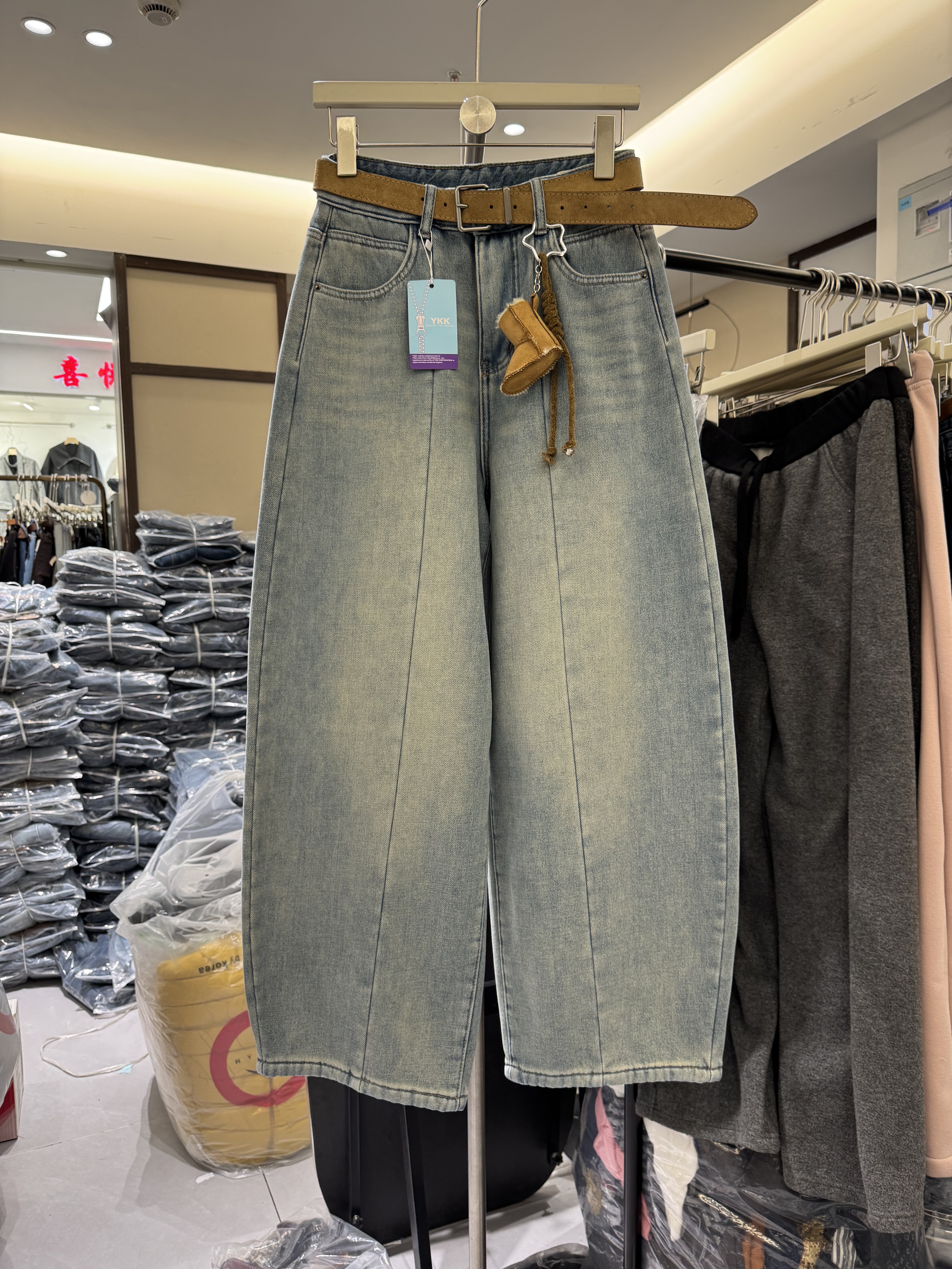 D899欧货2025冬季新款高腰显瘦加厚绒阔腿弯刀牛仔裤女配腰带长裤