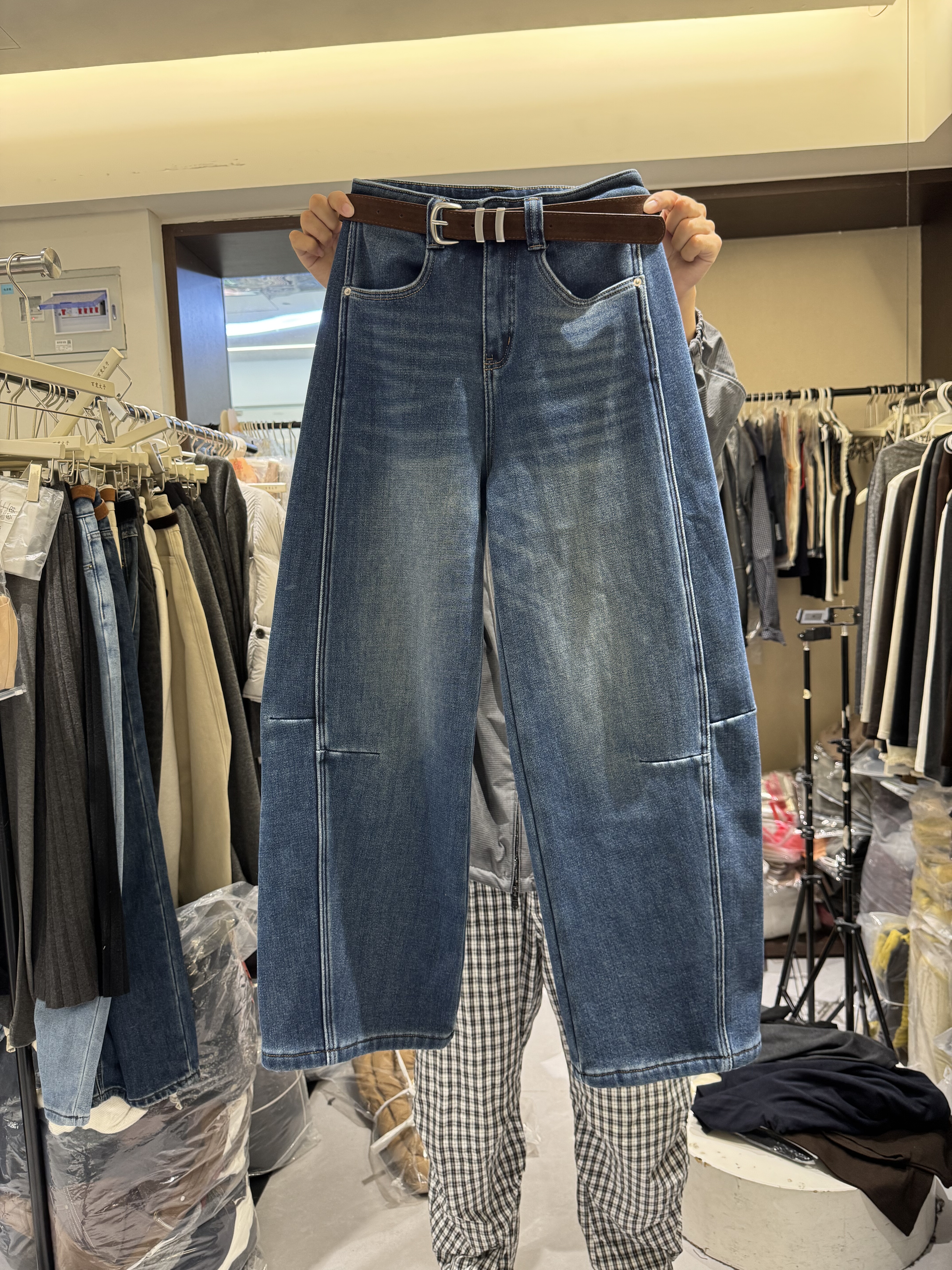 W955-1韩版冬季新款时尚加绒高腰显瘦弯刀牛仔裤女宽松百搭阔腿裤