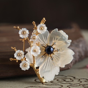 天然珍珠贝壳高级感小众设计感胸针女高档胸花配饰别针西装复古