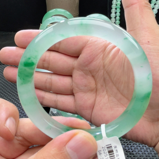 5556圈口非洲翠独龙玉手镯