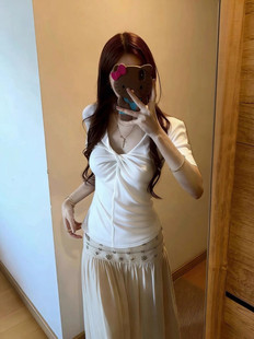2026夏季新款性感辣妹V领扭结正肩短袖t恤女修身显瘦短款褶皱上衣