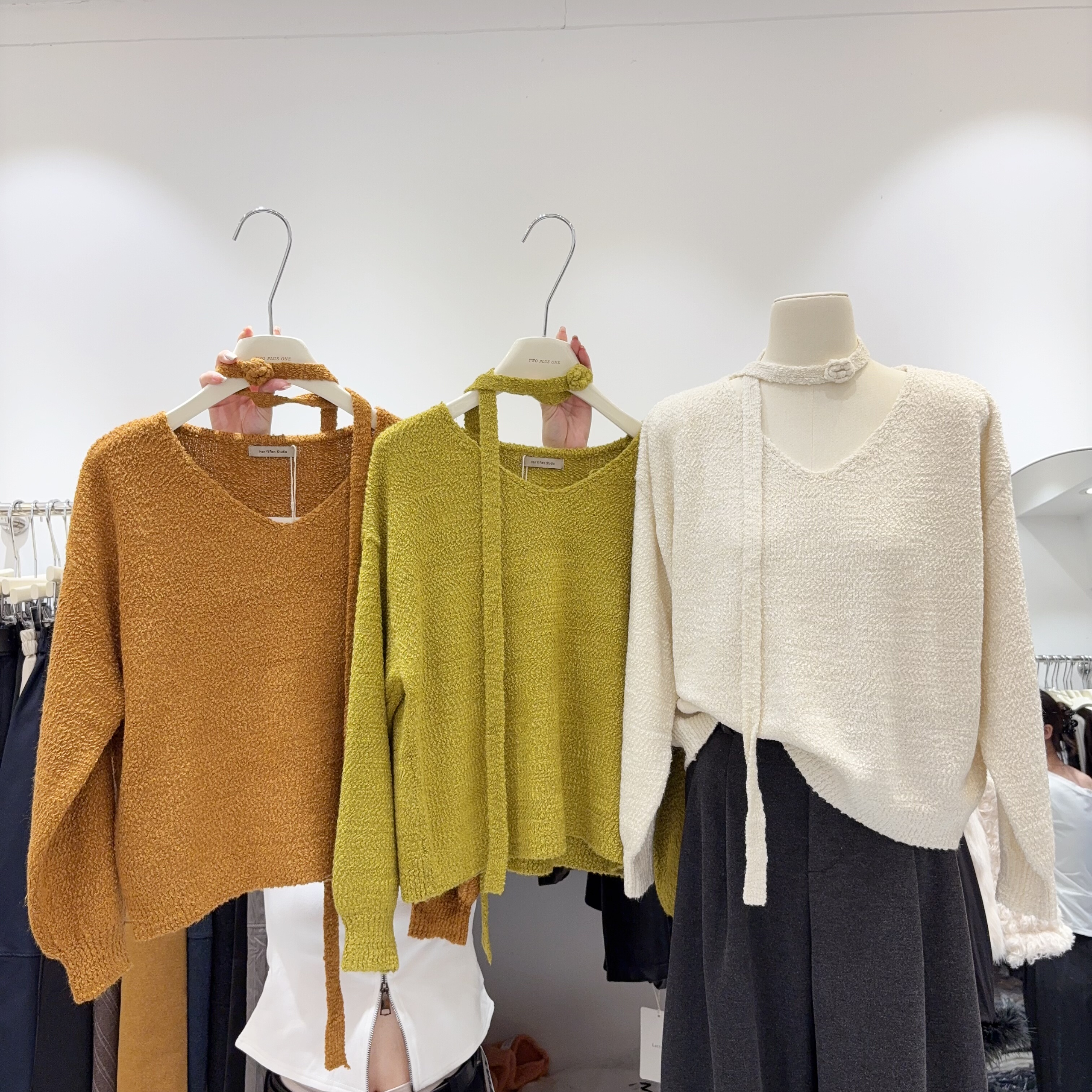 韩系慵懒风宽松V领针织衫女气质减龄挂脖设计感小众显瘦毛衣柔软