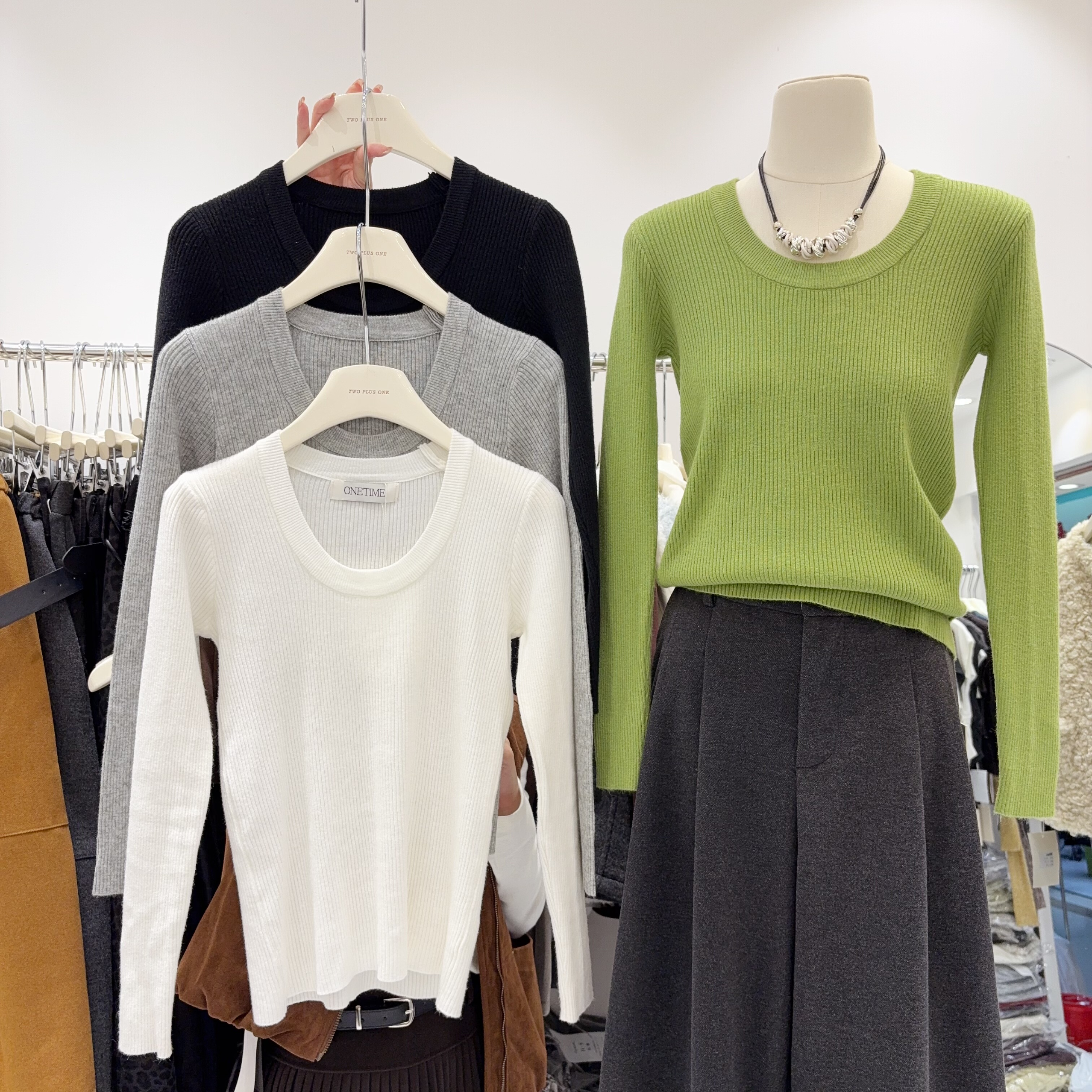 纯欲天花板U领针织衫纯色修身显瘦长袖打底露锁骨套头上衣毛衣女