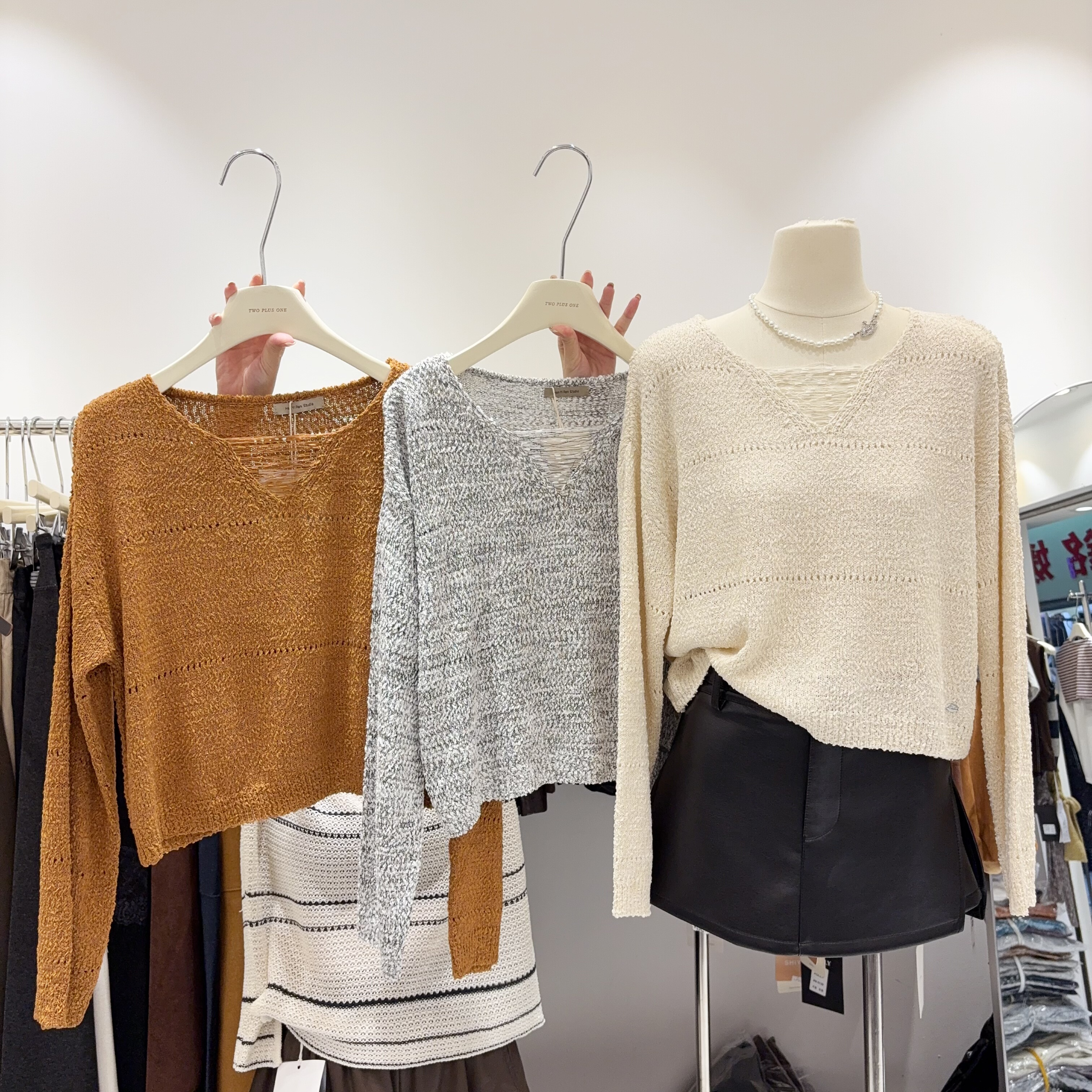 小众温柔针织衫！秋冬叠穿V领镂空针织毛衣百搭长袖肌理感上衣女