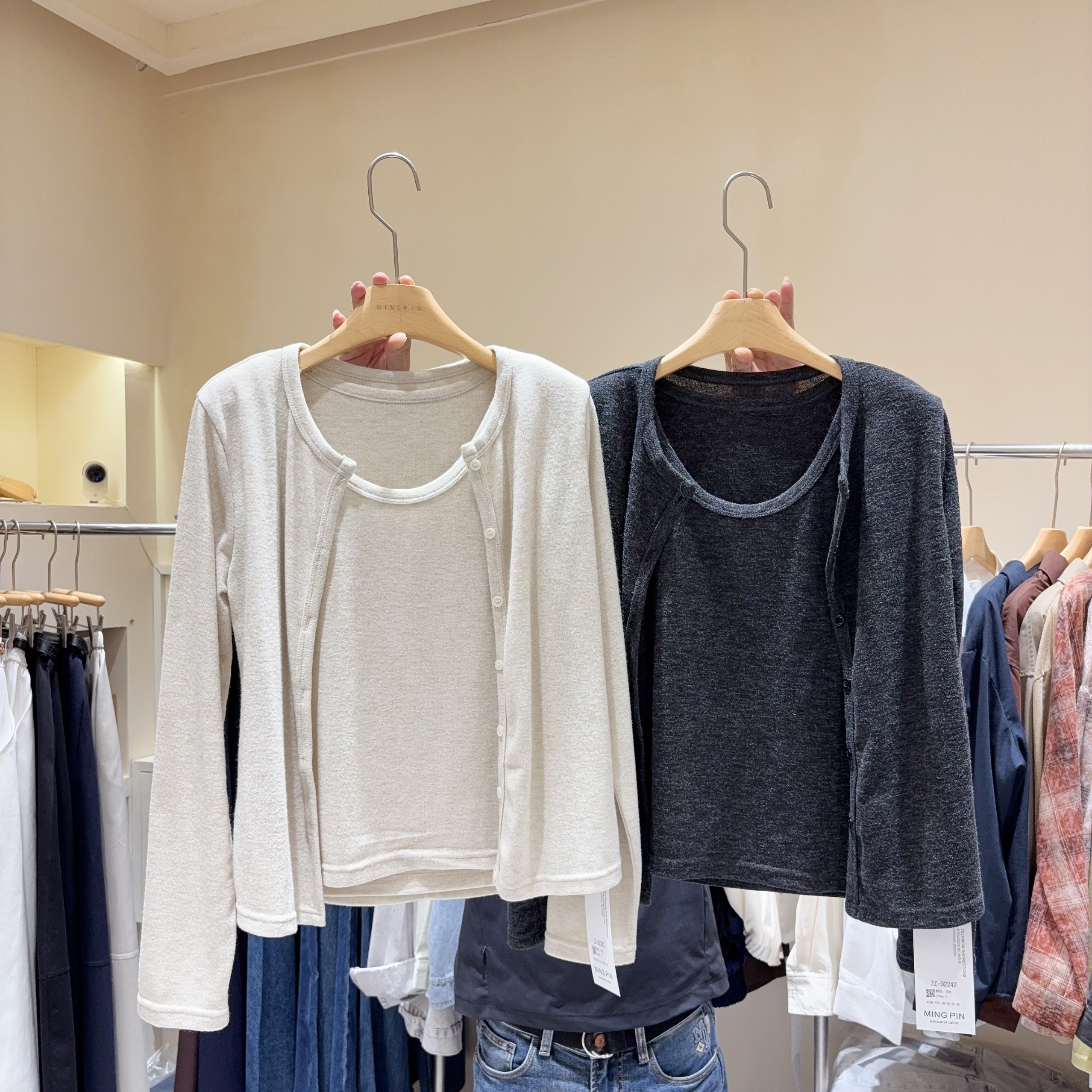 韩系小姐姐 温柔背心加长袖开衫外套叠穿两件套套装柔软减龄上衣