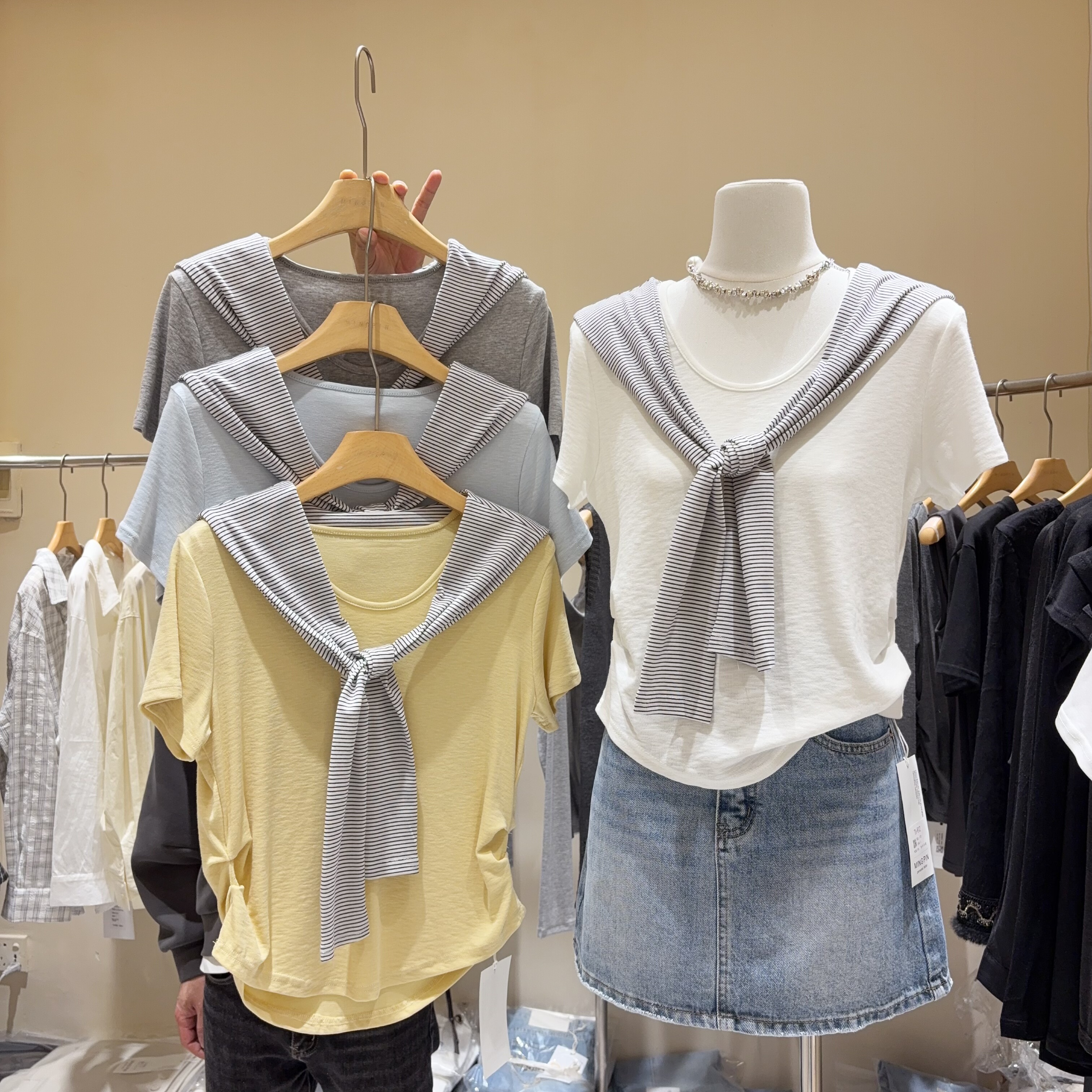 减龄时髦单品！配条纹披肩低圆领T恤女短袖褶皱收腰上衣两件套女