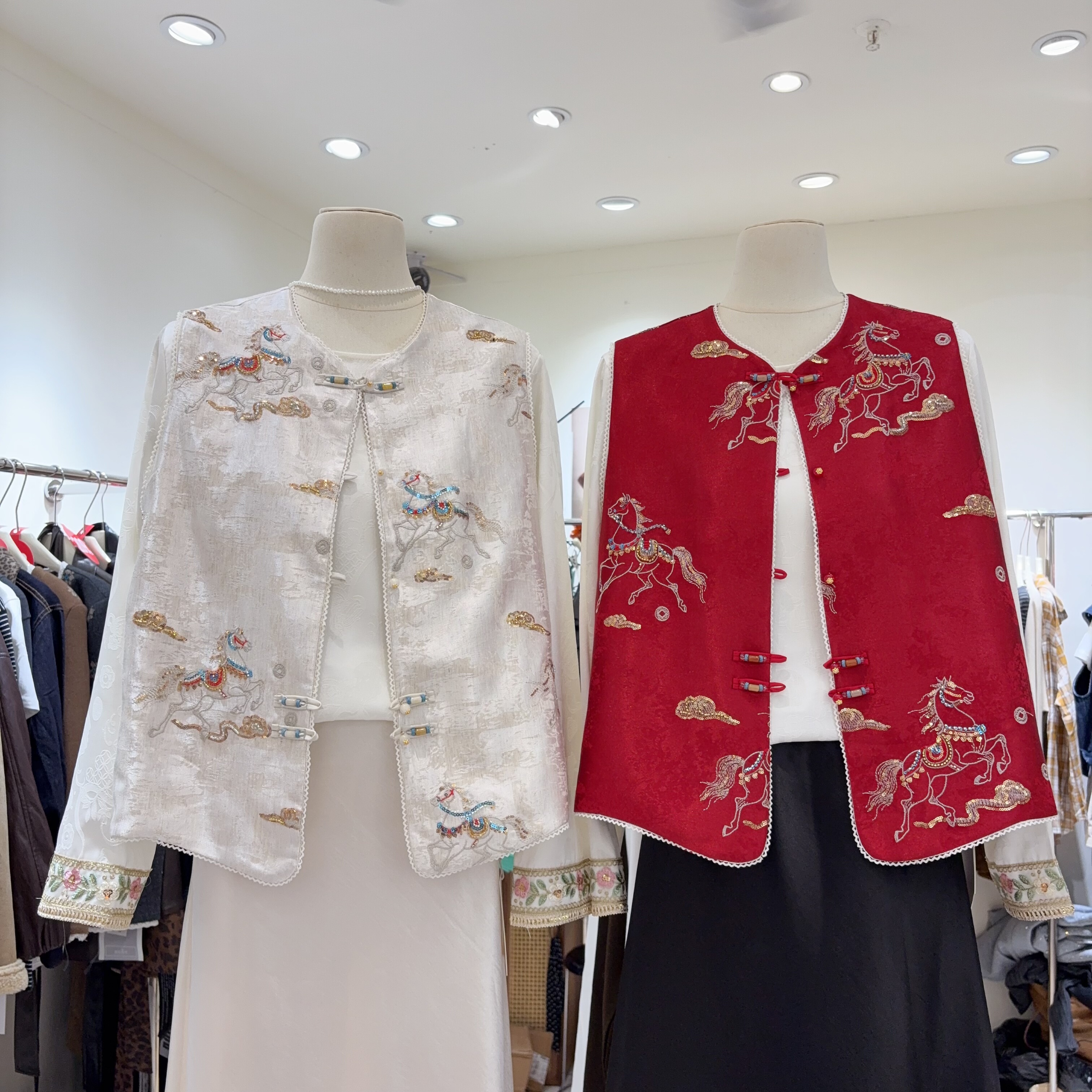 2026早春新中式改良国风钉珠小马刺绣马甲外套女坎肩马夹背心上衣,女装/女士精品,马夹,淘宝优惠券,粉丝福利购,淘宝优惠卷