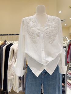 精致小姐姐韩版气质重工订珠钩花蕾丝V领衬衫女长袖秋冬白色衬衣