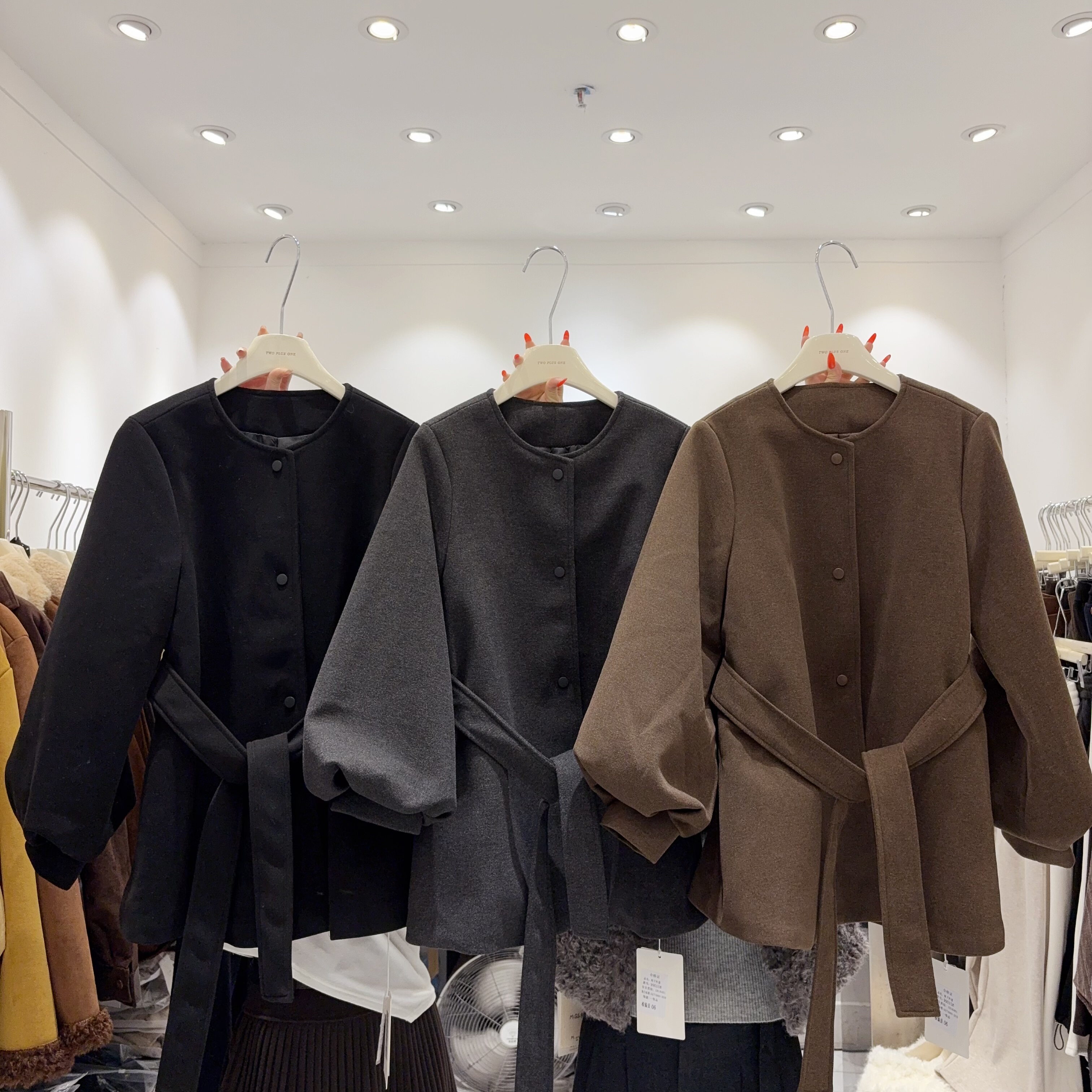 大牌气质感十足显瘦圆领单排扣毛呢外套女上衣加棉棉衣大衣中长款