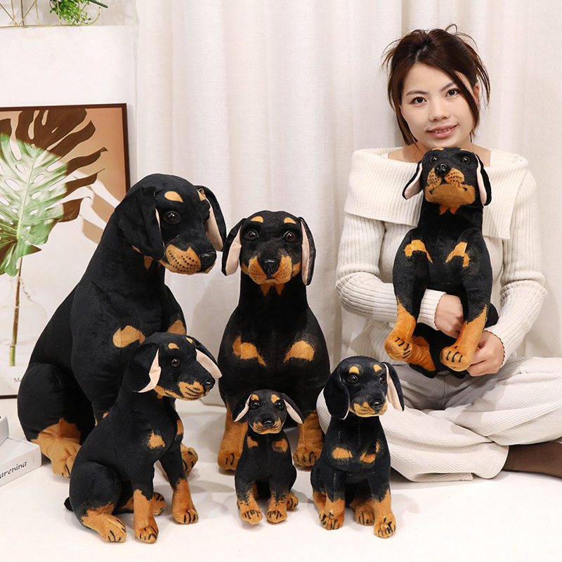 仿真小黑狗公仔罗威纳犬玩偶抱枕图片
