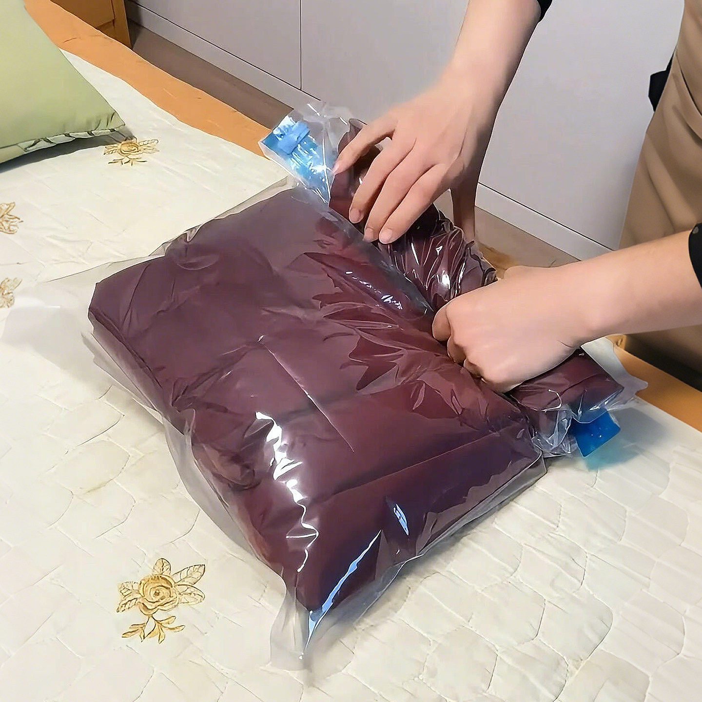 手卷压缩袋免抽气真空压缩旅行便携衣服收纳袋家用防潮防尘置物袋,收纳整理,衣物压缩袋,淘宝优惠券,粉丝福利购,淘宝优惠卷