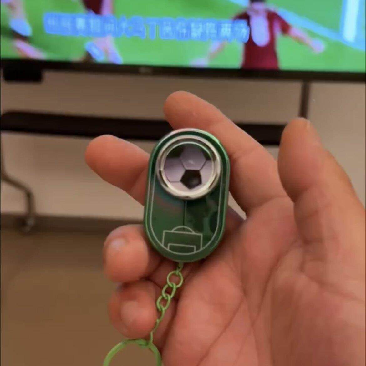 【一起看世界杯】足球edc推牌磁力解压神器无限位旋转机械声陀螺