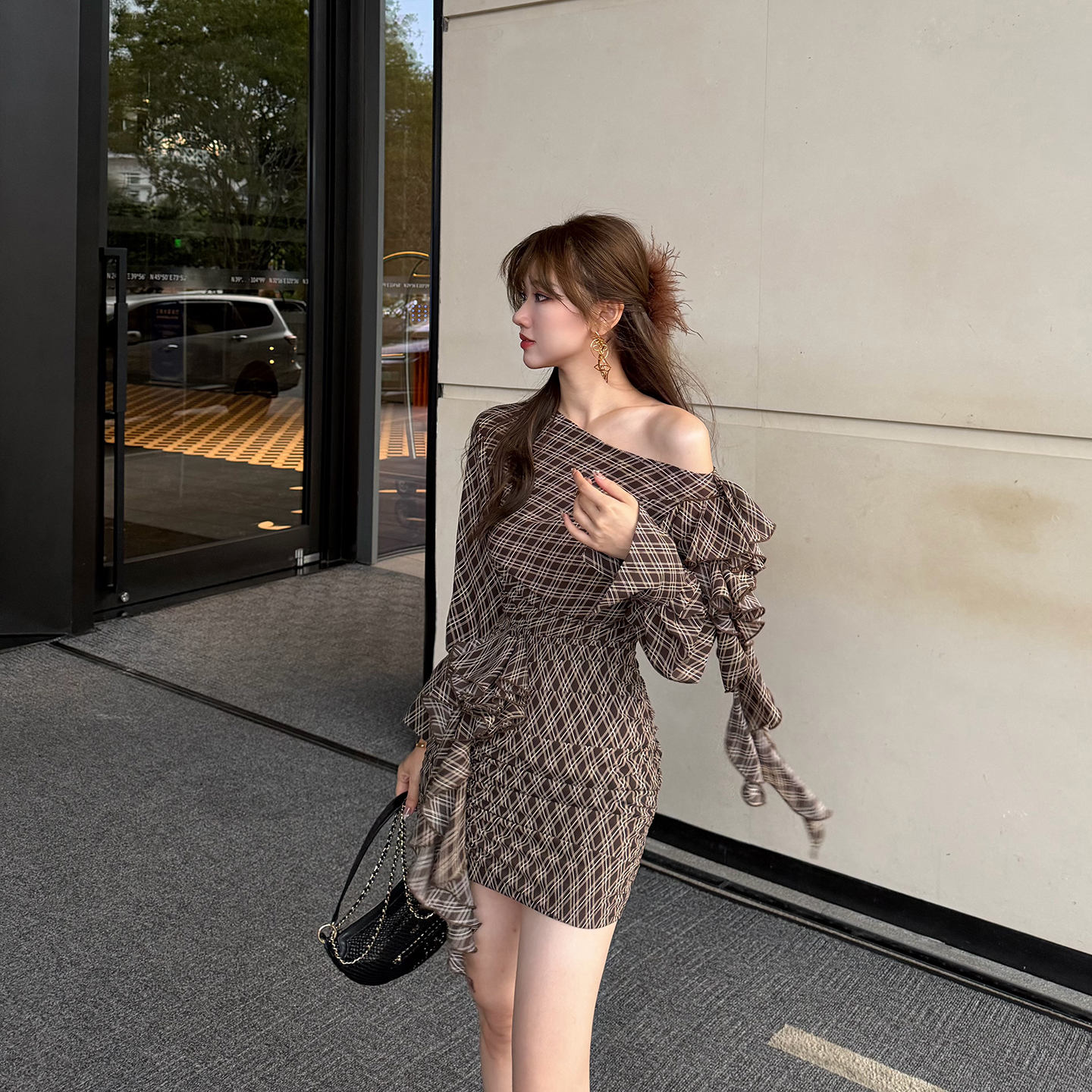 时髦设计感不规则斜肩格纹包臀裙