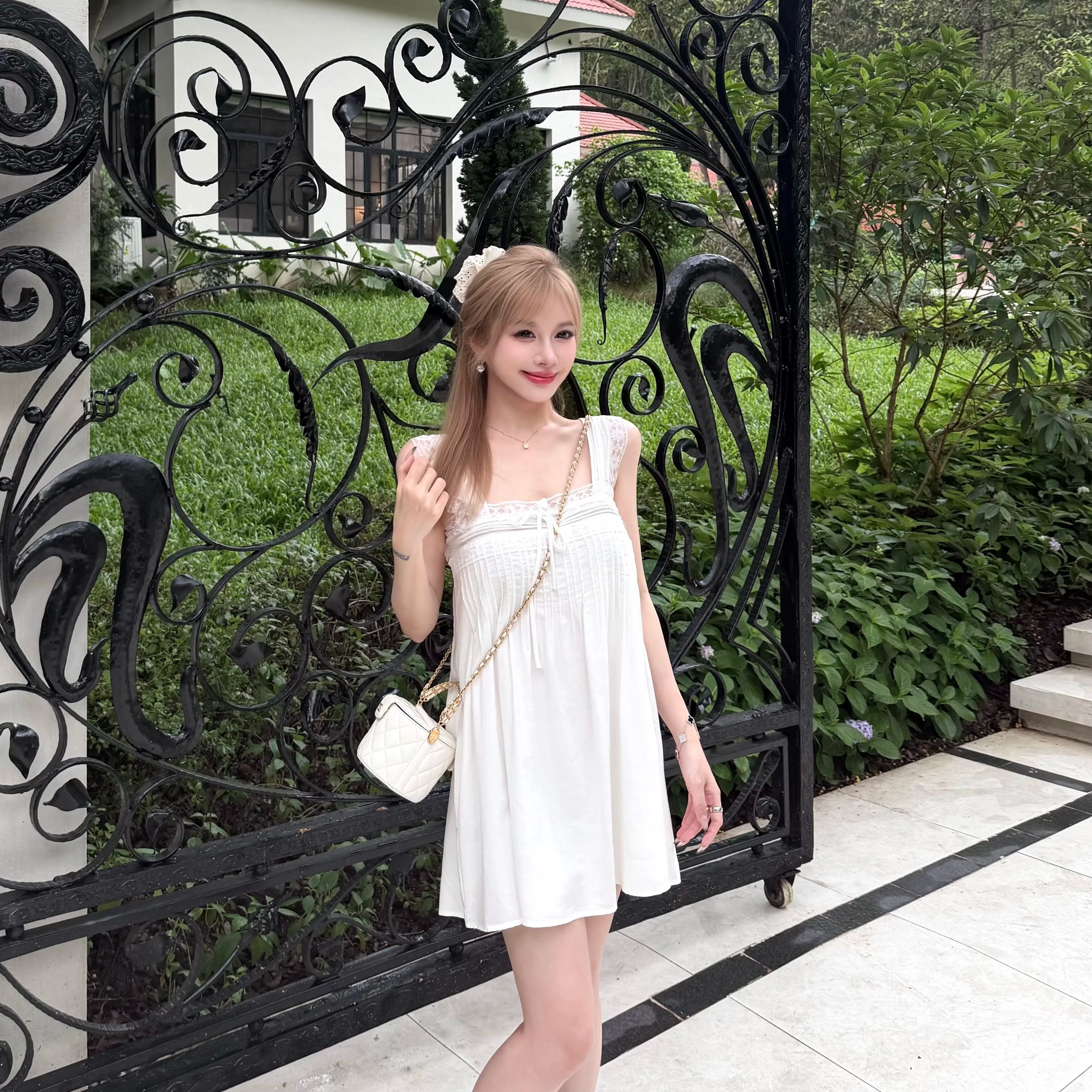 XinDaily 法式初恋小白裙纯欲蕾丝吊带连衣裙女 宽松遮肉娃娃短款
