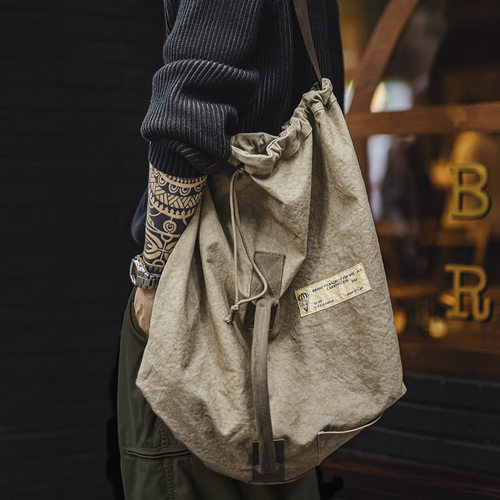 马登工装大容量扎染帆布伞兵包