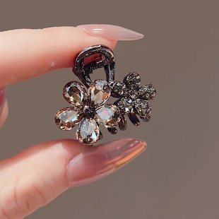 水晶花朵鲨鱼夹中号高级感发卡发量少后脑勺抓夹半扎发盘发发夹子