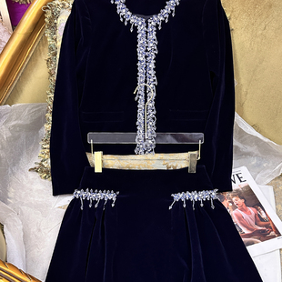 2025新款 秋冬重工钉珠刺绣串珠镶钻韩国丝绒圆领外套半身裙两件套