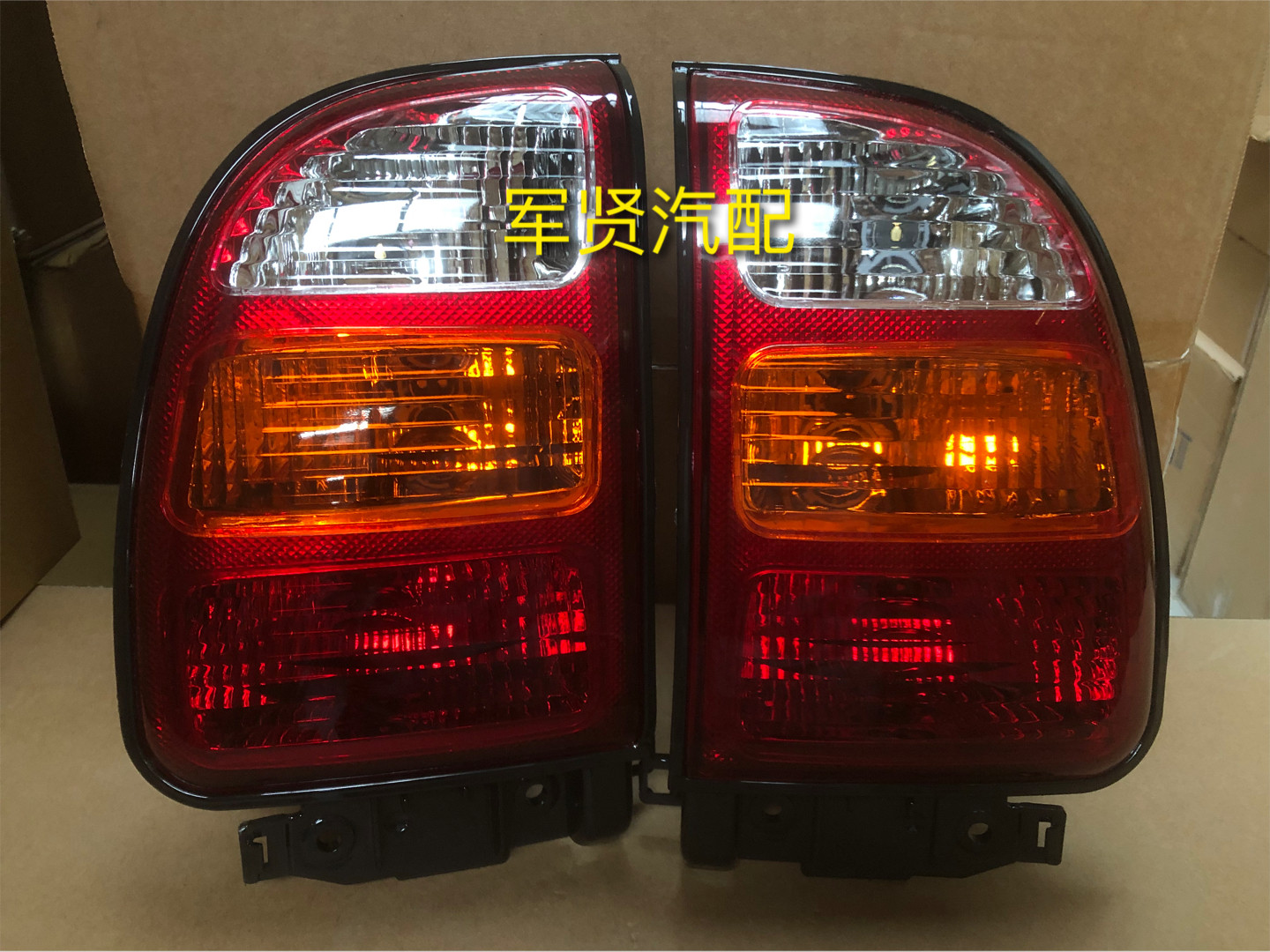 Toyota RAV4 (1998-1999) arxa işıqları: dayanma və dönmə