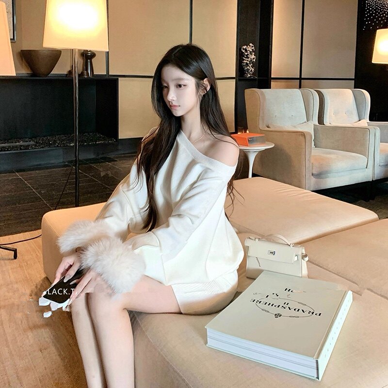 斜肩毛毛袖针织包臀显瘦女性连衣裙时尚气质露肩2025秋冬设计感