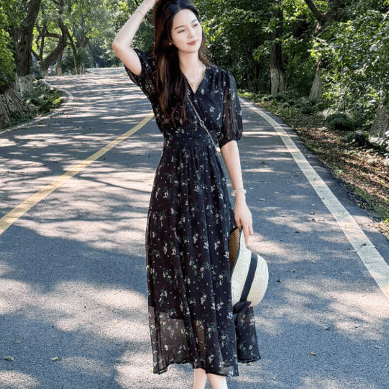 时尚碎花连衣裙女2024夏季新款洋气质显瘦收腰中长款V领雪纺裙子