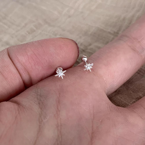 气质小巧精致八芒星耳钉