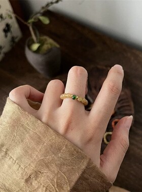 浅蜜色圆珠串珠戒指墨绿色珠金色隔珠弹力指环新中式简约小众戒指