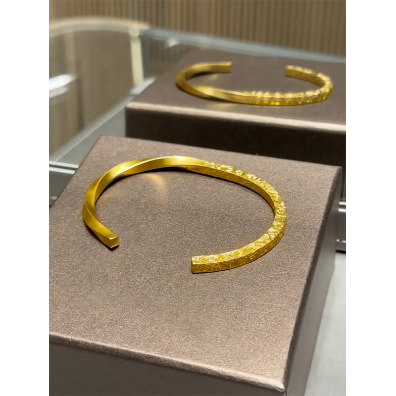 新中式古法錾刻扭转乾坤吉言手镯莫比乌斯环气质高级感金色手环