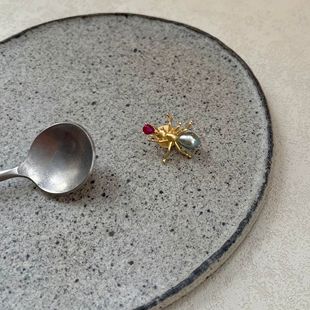 新中式精致优雅的vintage胸针女红色锆石小蚂蚁胸饰小众精致饰品