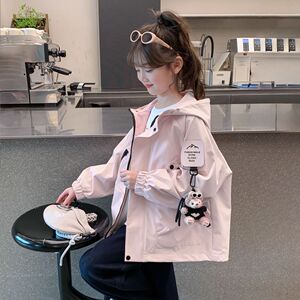 她及其他女童连帽冲锋衣春秋款