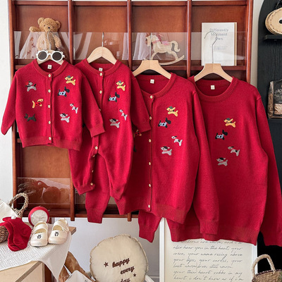 【实拍】红色马年过年刺绣小狗亲子装毛衣一家三四口婴儿连体衣潮