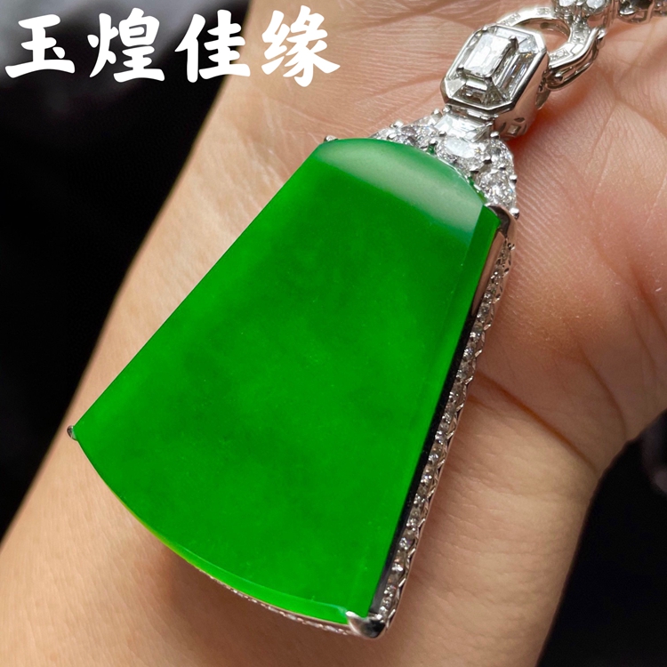 阳绿平安无事牌翡翠吊坠通透起光