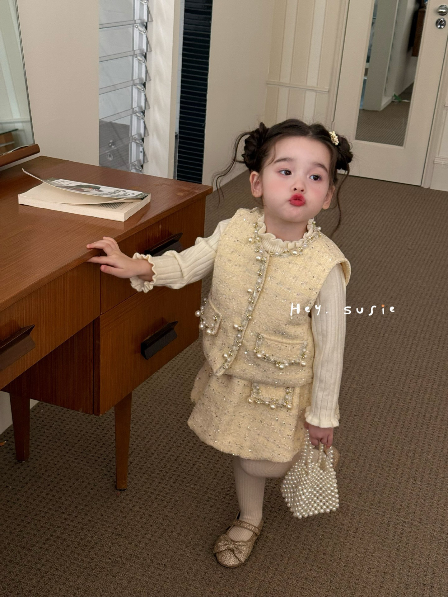 2025冬季新款女童小童小香风淑女奶黄色珠珠装饰马甲包群两件套
