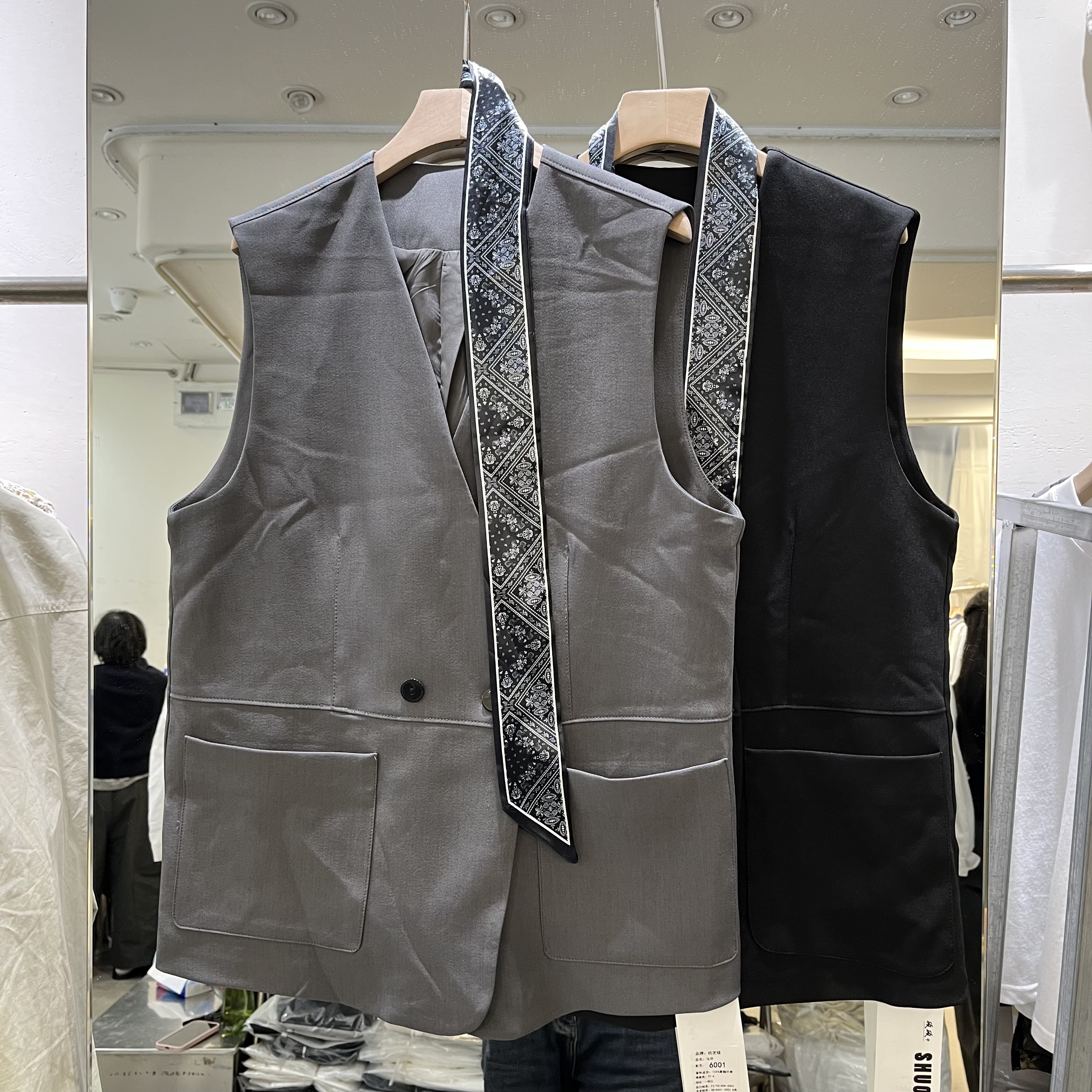 欧洲站2026春季新款女士V领双口袋飘带无袖西装马甲欧货时尚外套