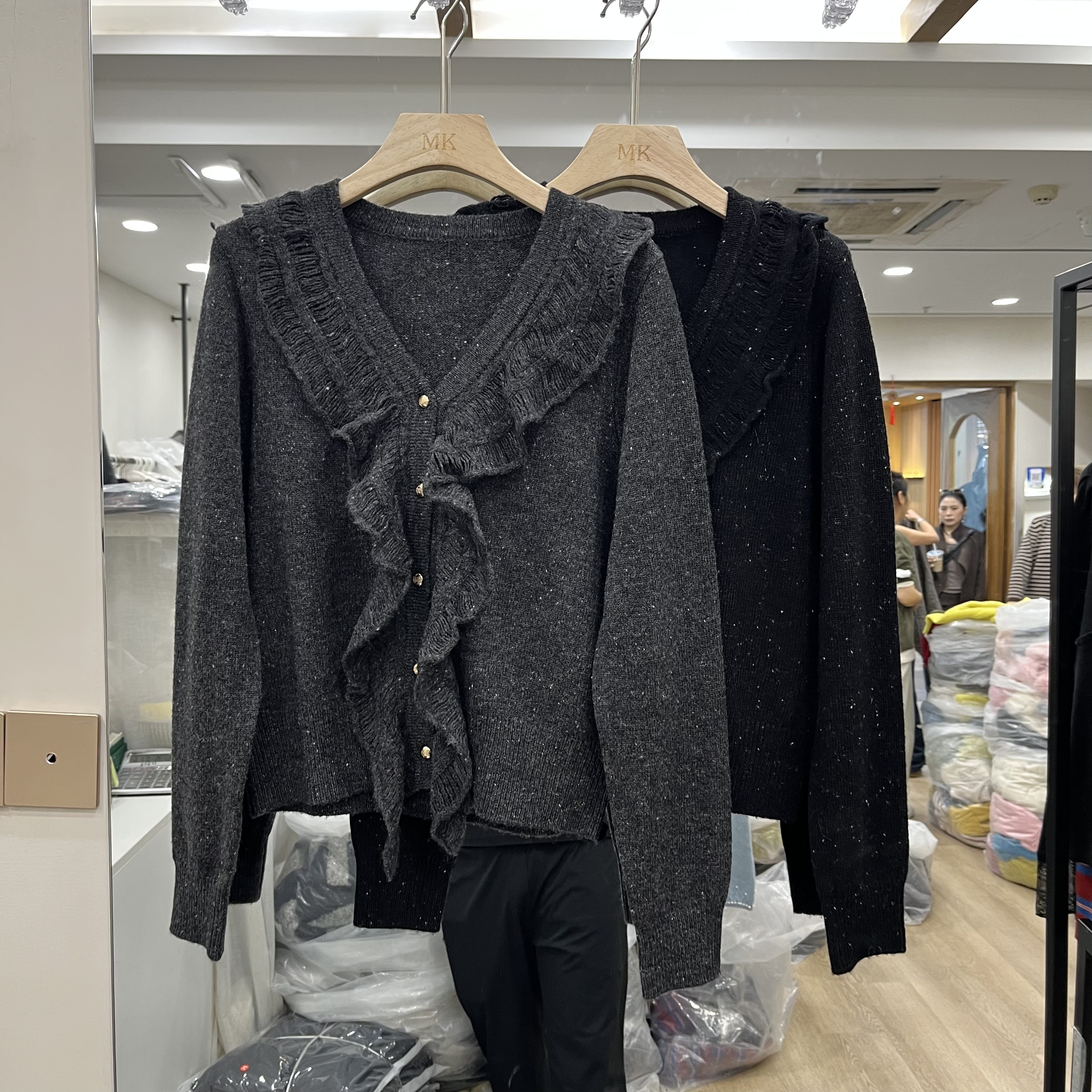 实体店同款2026秋冬新款女士V领荷叶边亮片全羊毛长袖欧货针织衫