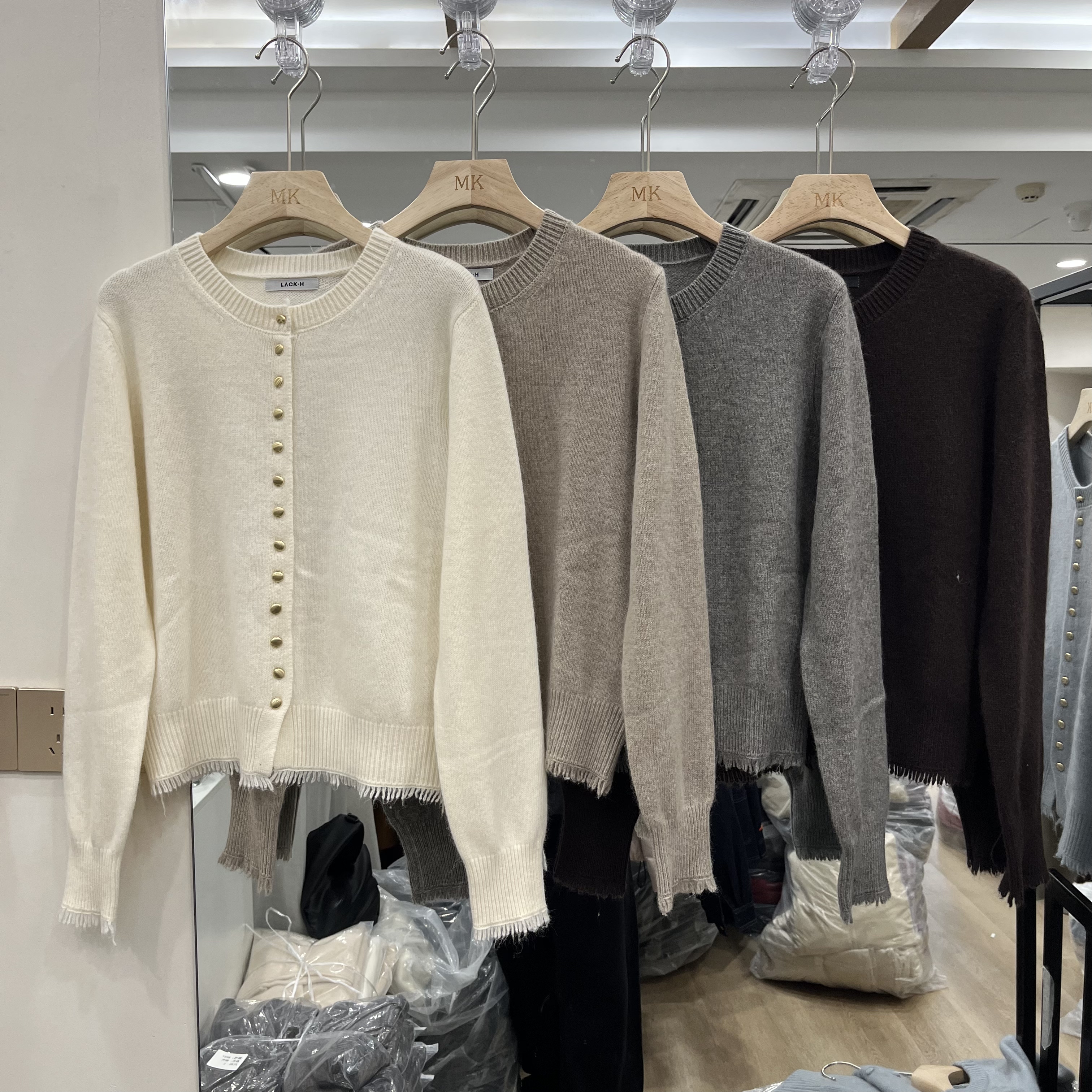 实体店同款2026秋冬新款女士圆领金扣下摆流苏韩版羊毛长袖针织衫