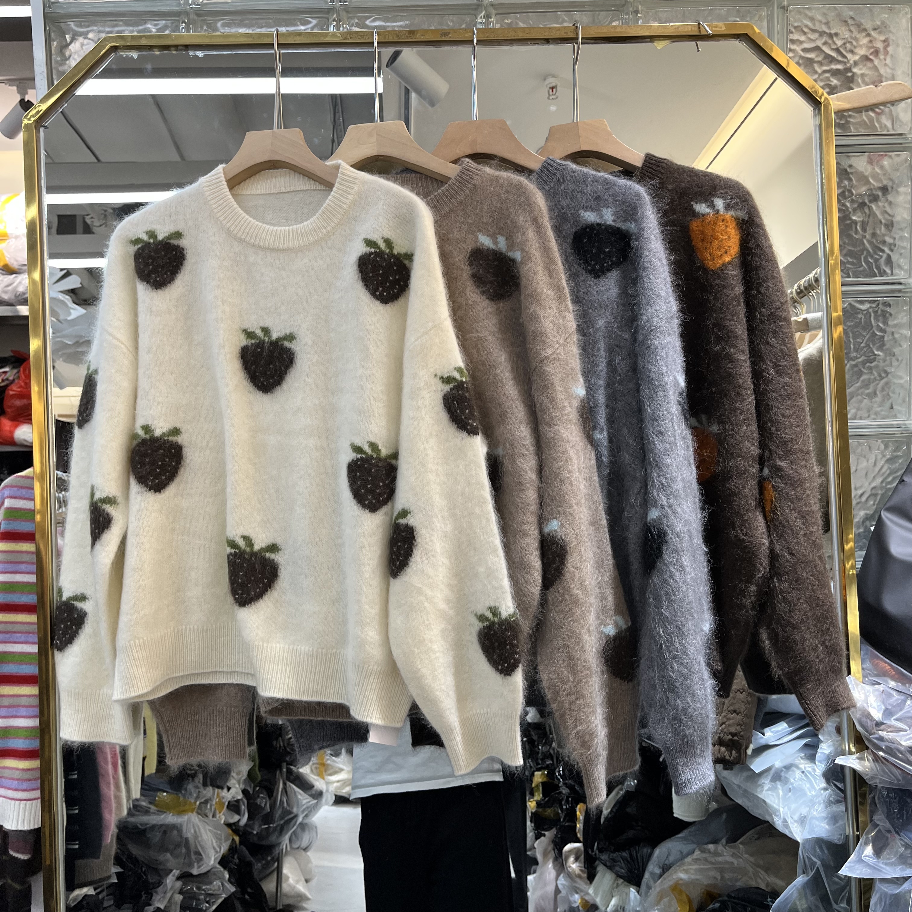 实体店同款2026秋季新款女士圆领草莓绣花拉毛软糯羊毛长袖针织衫