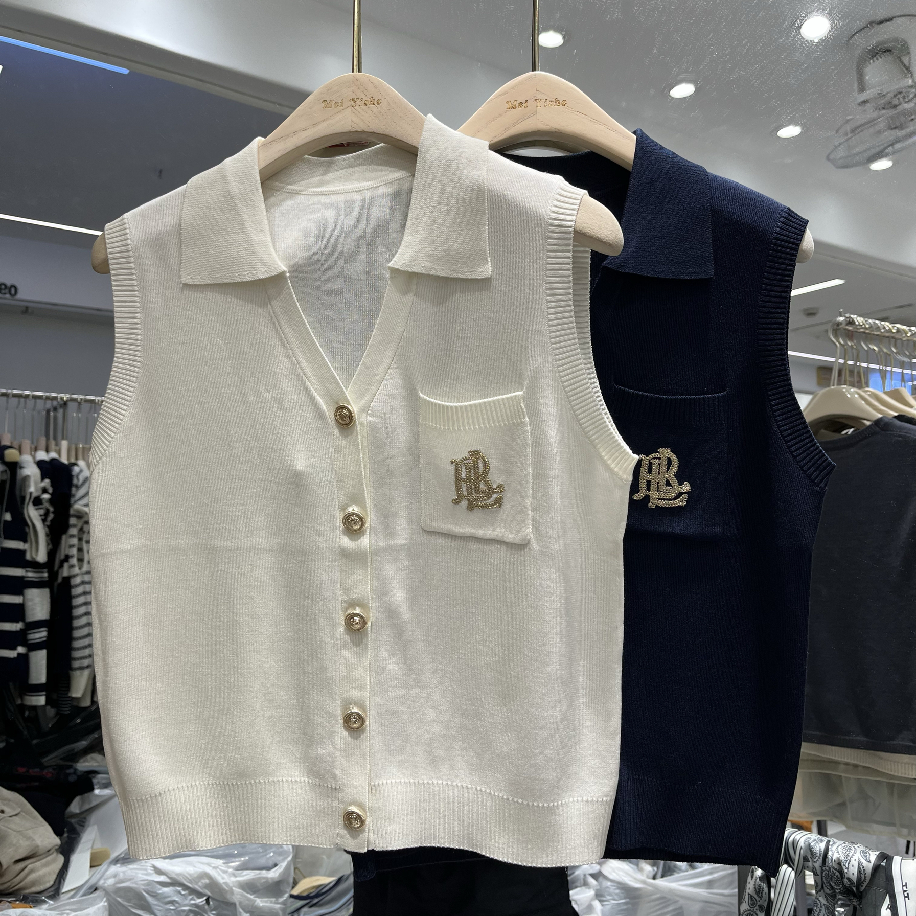 欧洲站2025夏季新款女士翻领单侧口袋亮丝刺绣冰丝无袖欧货针织衫
