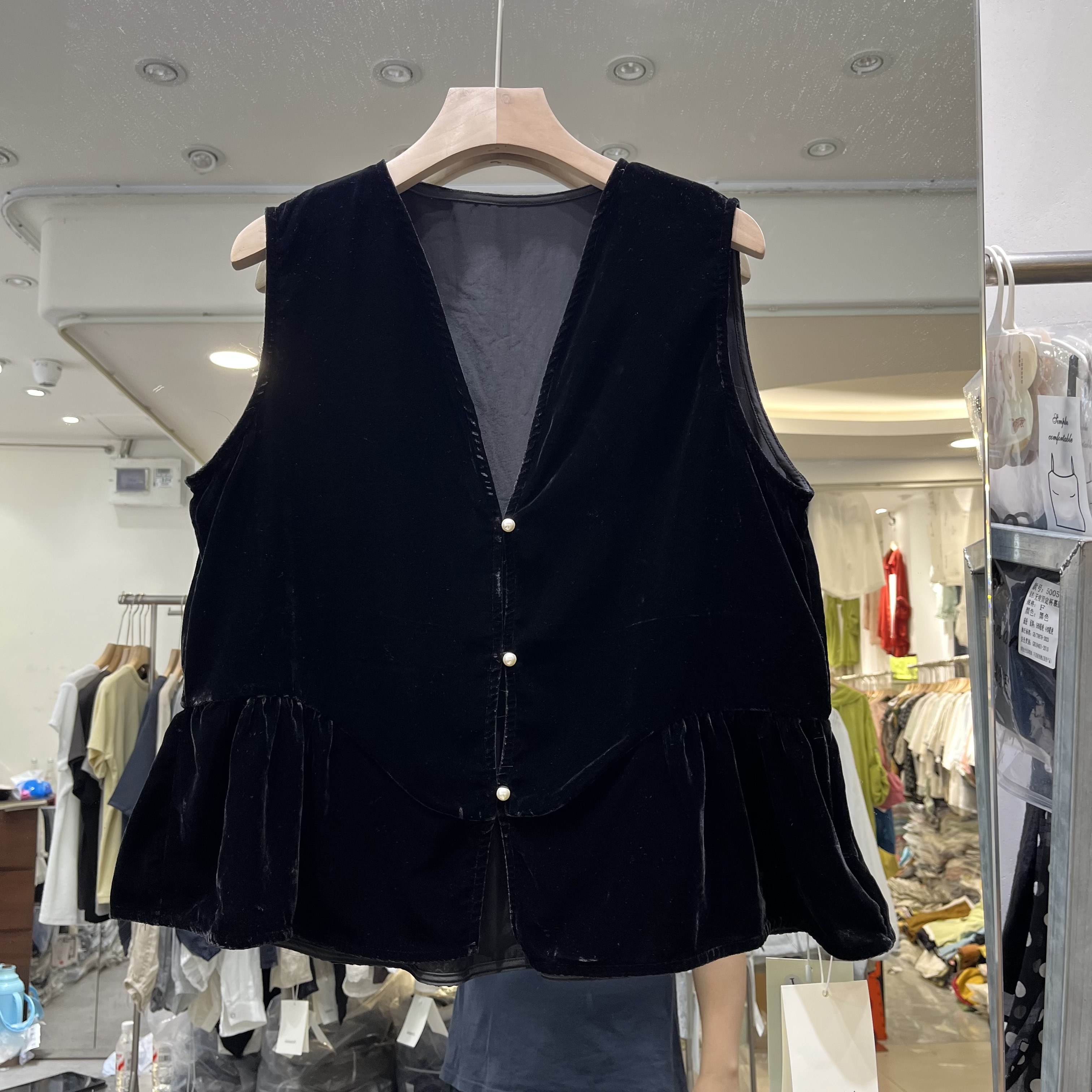 欧洲站2026夏季新款女士V领荷叶边丝绒无袖马甲欧货时尚韩版上衣