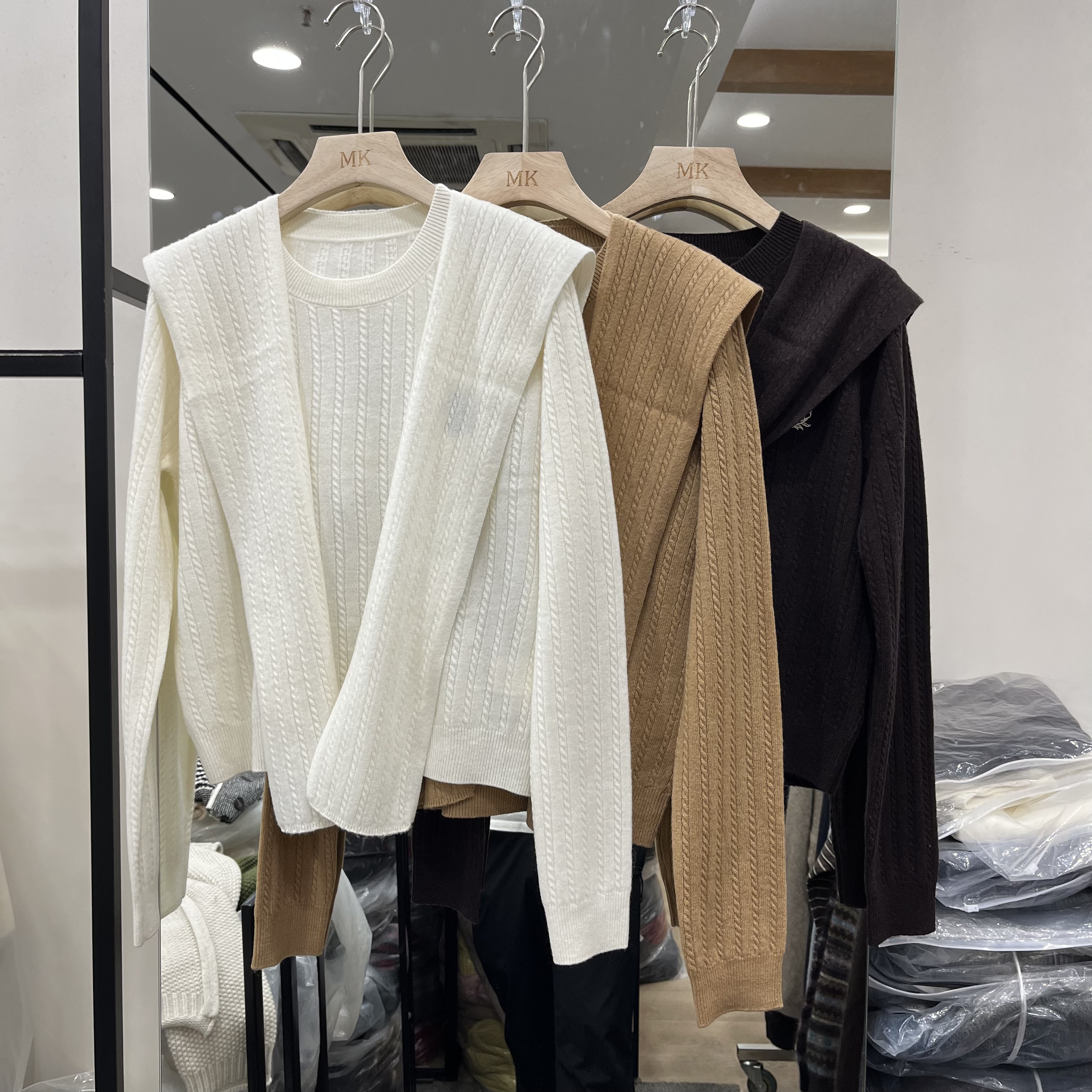 实体店同款2026秋冬新款女士圆领刺绣麻花纹全羊毛长袖披肩两件套