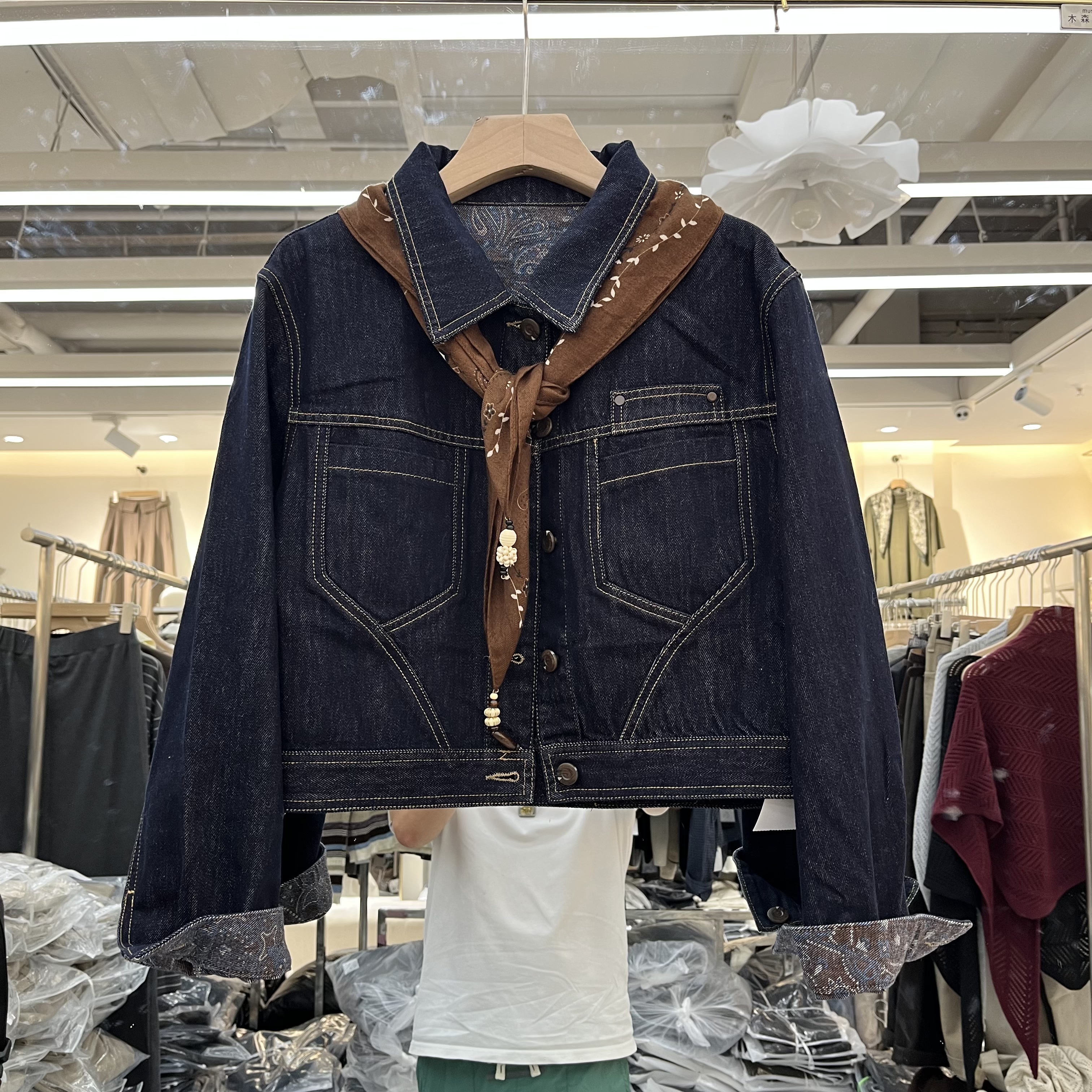 实体店同款欧货2026早秋新款女士翻领搭配丝巾牛仔短外套韩版上衣