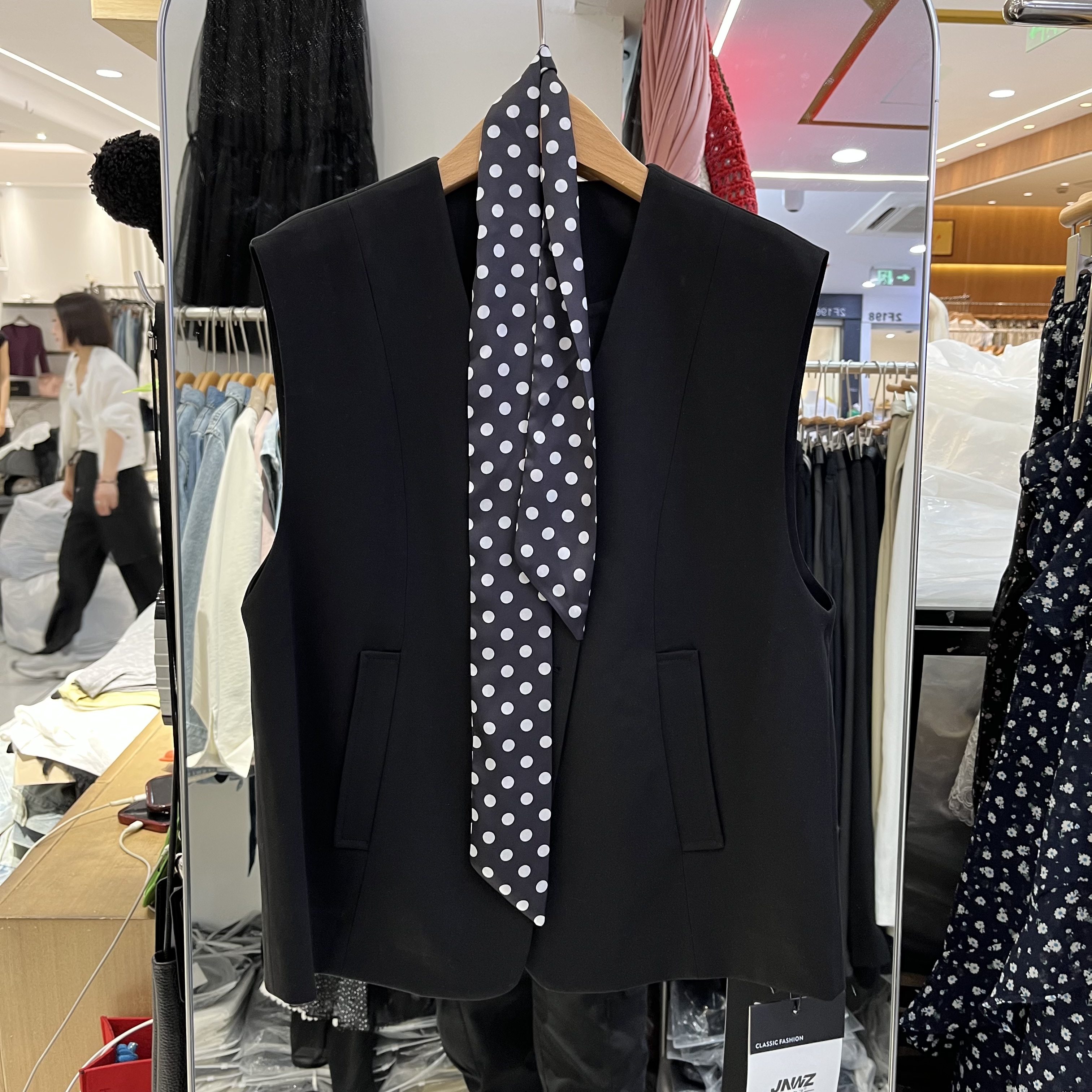 欧洲站2026春季新款女士V领搭配丝巾天丝亚麻西装马甲欧货上衣潮