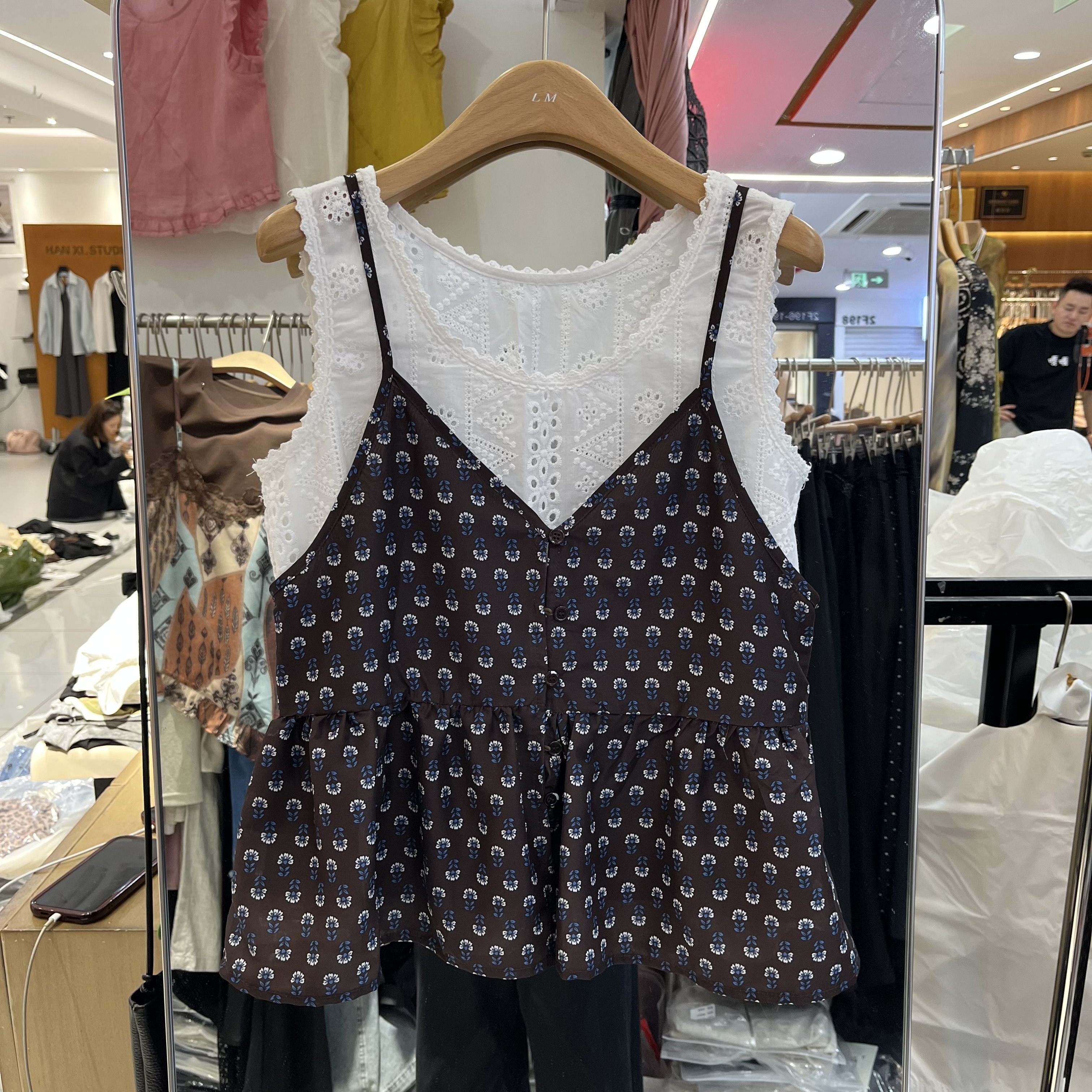 欧洲站2026夏季新款女士刺绣镂空无袖小衫欧货时尚百搭上衣潮