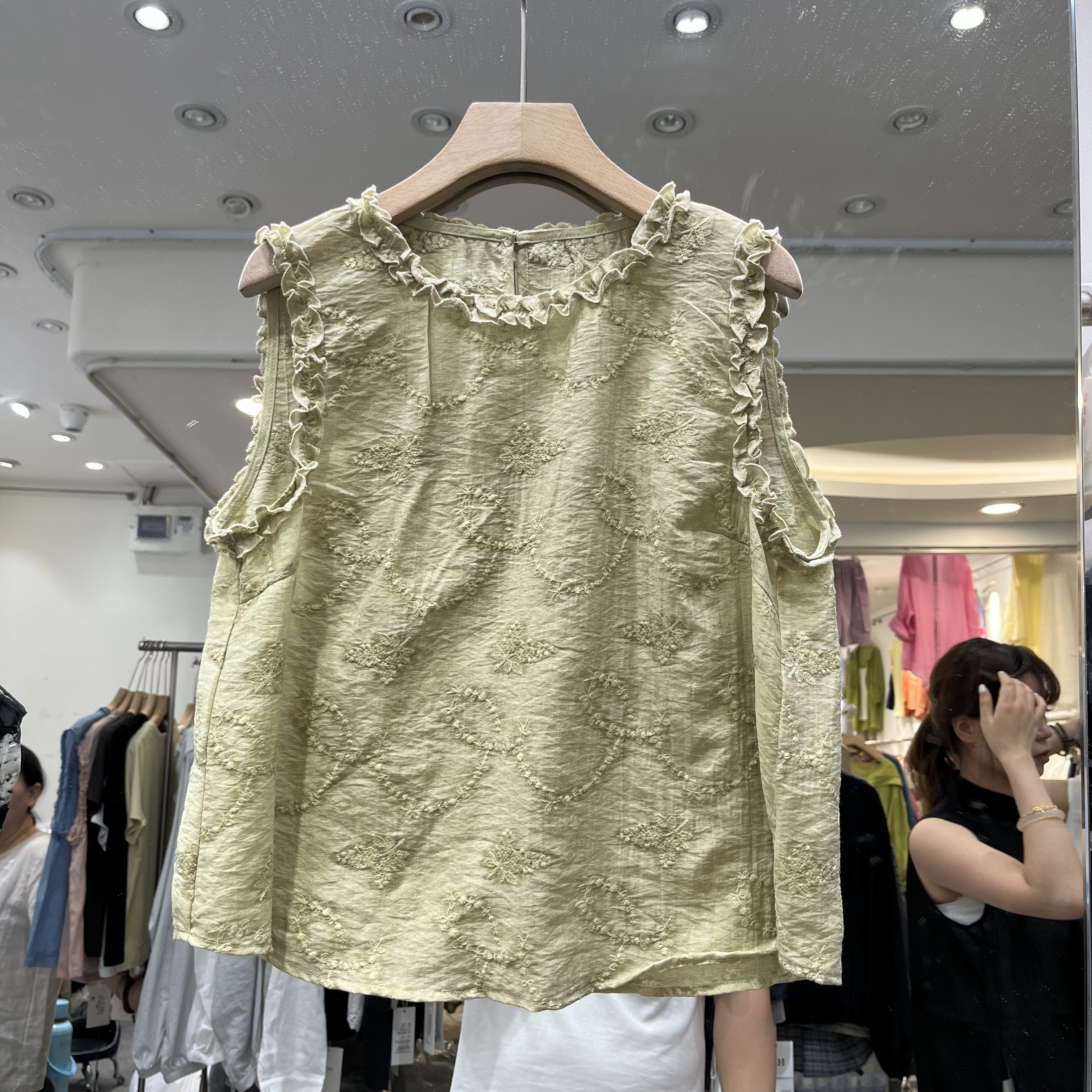 欧洲站2026夏季新款女士圆领绣花木耳边莱赛尔无袖欧货时尚小衫潮